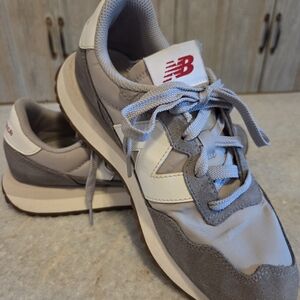 New Balance 237 Gray & White Running Shoes Sneakers Sz. 5